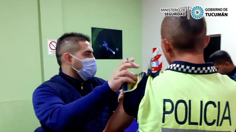 Vacunan contra la gripe y Covid a policías y cadetes del IES