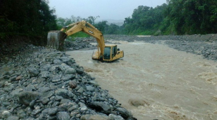 Se reconstruyen las defensas del río Gastona en Alpachiri