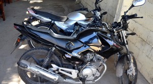 También secuestradas las motos en que trataron de escapar