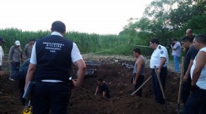 Policías desterrando el auto
