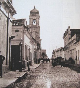 Calle Congreso primera cuadra (actual Paseo de la Independencia) en 1872, registrada en una fotografía de Ángel Paganelli.