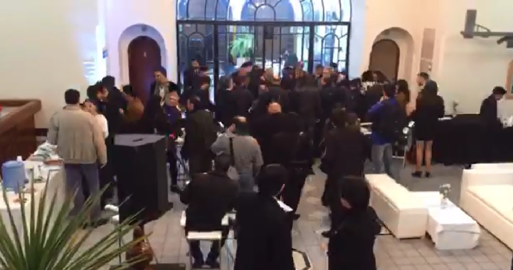 Fotógrafos y camarógrafos, a primera hora en el centro de prensa