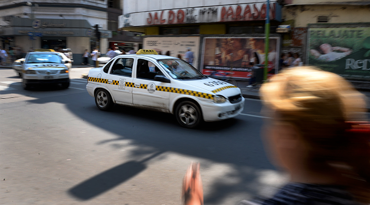 En los taxis solo pueden circular hasta tres personas