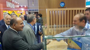 manzur visita stand cfi en Gulfood Dubai