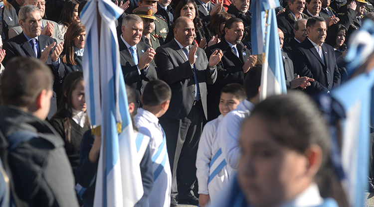 Manzur tomÃ³ la promesa a la bandera a alumnos de toda la provincia