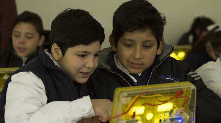 niños-alumnos-escuela-computadora