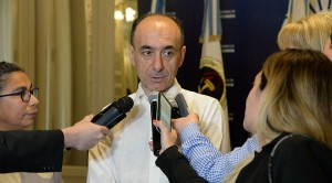 el vice gobernador jaldo con el doctor inmunologia 05