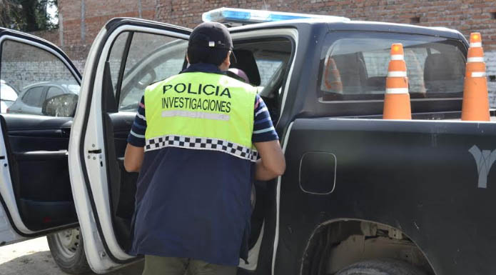 Investigan a un policÃ­a que tenÃ­a 86 tarjetas bancarias