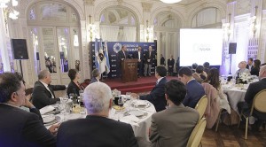 Manzur en cena homenaje por Asamblea Rabinica 007