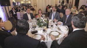 Manzur en cena homenaje por Asamblea Rabinica 011