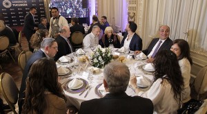 Manzur en cena homenaje por Asamblea Rabinica 013