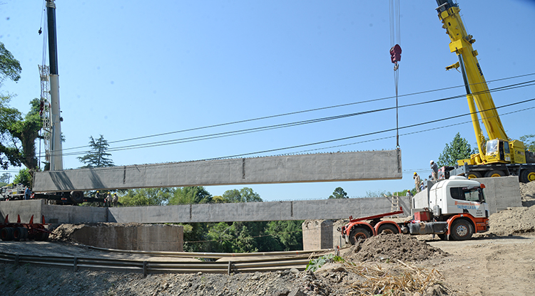Dos megagrúas instalan las vigas del nuevo puente de El Corte