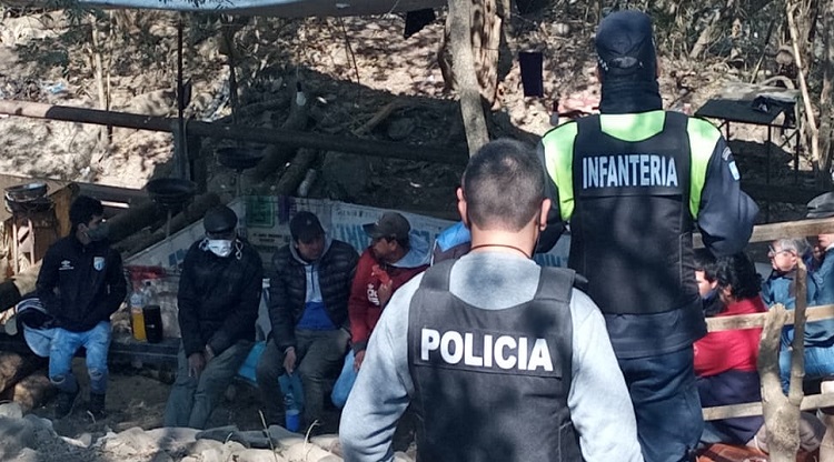 Desalojaron dos riñas de gallos en Tafí Viejo y Lastenia