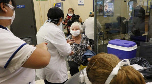 Tucumán, 3 abril, 2020 OPERATIVO SANITARIO Vacunación a jubilados en bancos.
