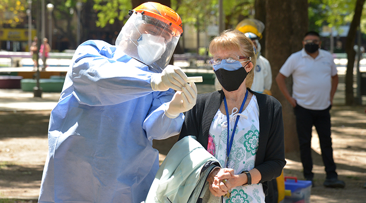 Buscaron pacientes asintomáticos esta mañana en Plaza Urquiza