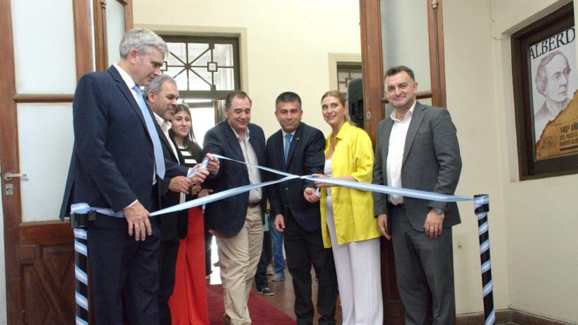 Arte Y Democracia Se Unen En Una Muestra Que Homenajea A Grandes Figuras Pol Ticas Argentinas