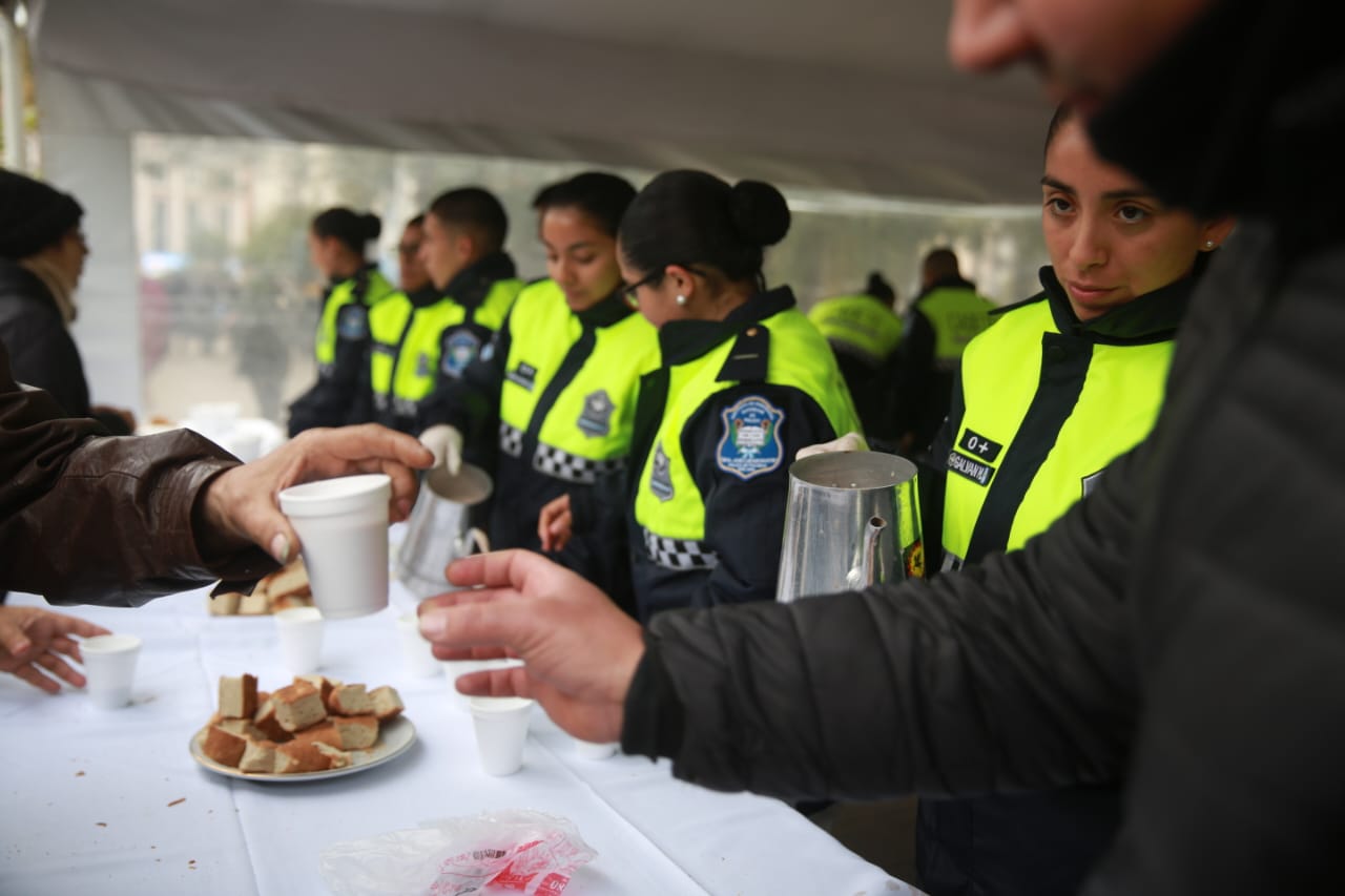 Mujeres policías sirven a tucumanos el tradicional chocolate. Foto: Nicolás Nuñez (SCP)