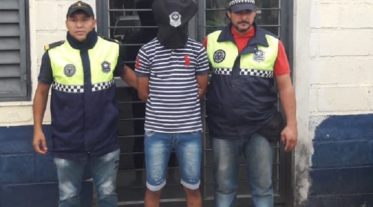 Detienen a dos prófugos de la justicia en la capital